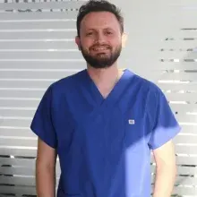Dr. Dt. Cem Ölmez — İstanbul. Portre fotoğrafı.