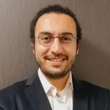 Uzm. Dr. Önder Küçük — Çocuk ve Ergen Psikiyatrisi, Karşıyaka, İzmir. Portre fotoğrafı.