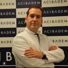 Op. Dr. Emre Sübay — Göz Hastalıkları, İstanbul. Portre fotoğrafı.