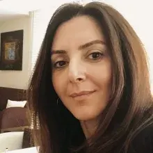 Uzm. Dr. Ava Şirin Tav — Psikiyatri, İstanbul. Portre fotoğrafı.