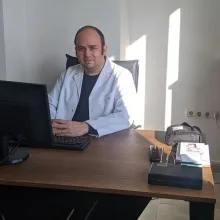 Uzm. Dr. Mitat Cebeci — Fiziksel Tıp Ve Rehabilitasyon. Portre fotoğrafı.