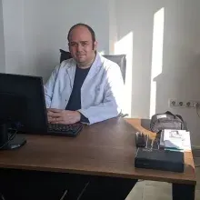 Uzm. Dr. Mitat Cebeci — Fiziksel Tıp Ve Rehabilitasyon. Portre fotoğrafı.