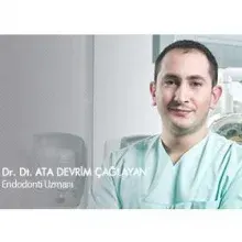 Uzm. Dt. Ata Devrim Çağlayan — Endodonti, İstanbul. Portre fotoğrafı.