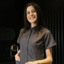 Dt. Gülce Nilay Bingöl — Diş Hekimi. Portre fotoğrafı.