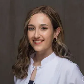 Dt. Elifnaz Oduncu — Diş Hekimi, Ankara. Portre fotoğrafı.