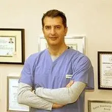 Dt. Hasan Çetin — Diş Hekimi, İzmir. Portre fotoğrafı.