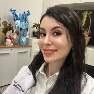 Uzm. Dr. Ayşe Hande Yoldaş — Dermatoloji, Bağcılar, İstanbul. Portre fotoğrafı.