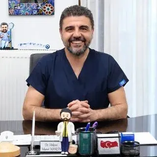 Dt. Murat Narin — Diş Hekimi, İzmir. Portre fotoğrafı.