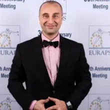 Prof. Dr. Savaş Serel — Plastik Rekonstrüktif Ve Estetik Cerrahi, Ankara. Portre fotoğrafı.