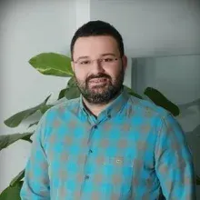 Dt. Berzan Özpolat — Diş Hekimi, Adana. Portre fotoğrafı.