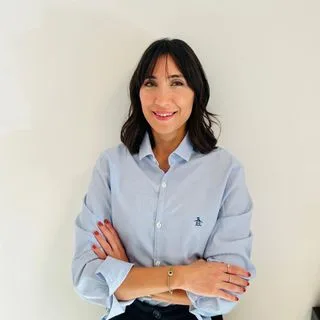 Kl. Psk. Özlem Leskay Özgüven — Psikoloji, İzmir. Portre fotoğrafı.