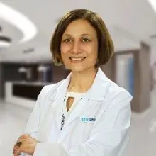 Op. Dr. Figen Küçüksezer — Göz Hastalıkları, Üsküdar, İstanbul. Portre fotoğrafı.