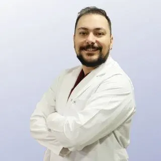 Dr. Gökay Furkan Özkoç — Sertifikalı Medikal Estetik, Ümraniye, İstanbul. Portre fotoğrafı.