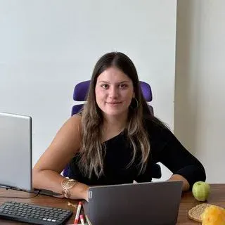 Dyt. Arzu Kurtuldu — Diyetisyen, İstanbul. Portre fotoğrafı.