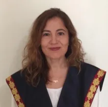 Prof. Dr. Aliye Tosun — Fiziksel Tıp Ve Rehabilitasyon, İzmir. Portre fotoğrafı.