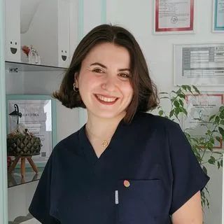 Dt. Tutku Pınarlı Göktan — Diş Hekimi, İzmir. Portre fotoğrafı.