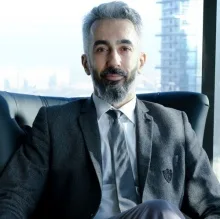 Prof. Dr. Furkan Erol Karabekmez — Plastik Rekonstrüktif Ve Estetik Cerrahi, Ankara. Portre fotoğrafı.