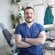 Dt. Gökhan Bitmiş — Diş Hekimi, İstanbul. Portre fotoğrafı.