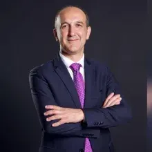 Prof. Dr. Hasan Fevzi Batırel — Göğüs Cerrahisi, İstanbul. Portre fotoğrafı.