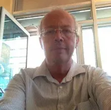 Prof. Dr. İzzet Fresko — Şişli, İstanbul. Portre fotoğrafı.