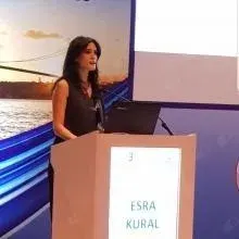 Uzm. Dr. Esra Kural — Dermatoloji, Ataşehir, İstanbul. Portre fotoğrafı.