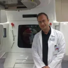 Uzm. Dr. Haluk Sayan — Radyasyon Onkolojisi, Çankaya, Ankara. Portre fotoğrafı.