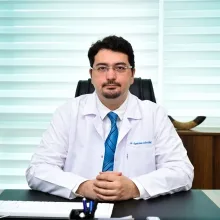 Op. Dr. Özgün Barış Güntürk — Konak, İzmir. Portre fotoğrafı.