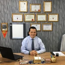 Doç. Dr. Mete Karatay — Beyin Ve Sinir Cerrahisi, İstanbul. Portre fotoğrafı.