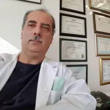 Dt. Levent Gür — Diş Hekimi, İstanbul. Portre fotoğrafı.