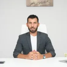 Dyt. Uğur Taylan — Diyetisyen, İzmir. Portre fotoğrafı.