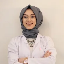 Uzm. Dyt. Sena Tiritoğlu — Diyetisyen, İstanbul. Portre fotoğrafı.