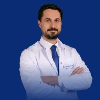 Doç. Dr. Alpay Medetalibeyoğlu — İç Hastalıkları, Sarıyer, İstanbul. Portre fotoğrafı.