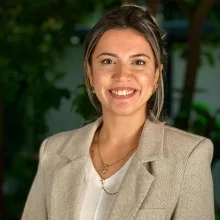 Psk. Ece Ustaoğlu — Psikoloji, Karşıyaka, İzmir. Portre fotoğrafı.