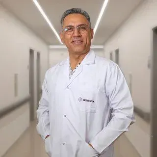 Op. Dr. Güven Yiğit — Genel Cerrahi, Karşıyaka, İzmir. Portre fotoğrafı.