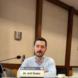 Doç. Dr. Arif Önder — Çocuk ve Ergen Psikiyatrisi, Konyaaltı, Antalya. Portre fotoğrafı.