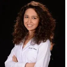 Dr. Dt. Ebru Keleş Gülbahçe — İzmir. Portre fotoğrafı.