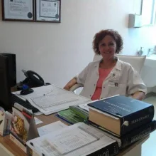 Uzm. Dr. Ayşe Nalan Oral — Dermatoloji, Konak, İzmir. Portre fotoğrafı.