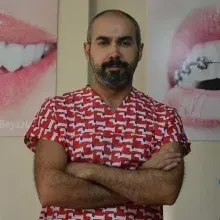Dt. Sadi Oral — Diş Hekimi, Balıkesir. Portre fotoğrafı.