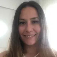 Uzm. Dt. Özge Güngör Tunçbilek — İstanbul. Portre fotoğrafı.