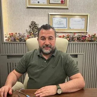 Uzm. Dr. Akif Çelik — İstanbul. Portre fotoğrafı.