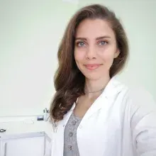 Dt. Dilara Hande Hançer — Diş Hekimi, Muğla. Portre fotoğrafı.