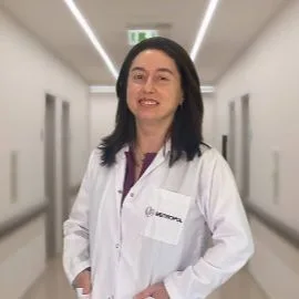 Uzm. Dr. Züleyha Korkmaz — İç Hastalıkları, Balçova, İzmir. Portre fotoğrafı.