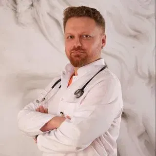 Dr. Süleyman Enes Mesutoğlu — Sertifikalı Medikal Estetik, Bursa. Portre fotoğrafı.