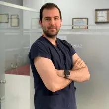 Dt. Emre Sarkın — Diş Hekimi, İzmir. Portre fotoğrafı.