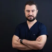 Dr. Dt. Hakan Bayındır — Bursa. Portre fotoğrafı.