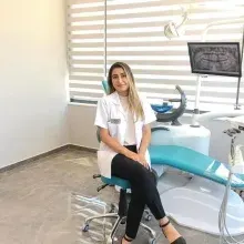 Dt. Rabia Toksöz — Diş Hekimi. Portre fotoğrafı.