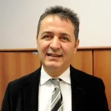 Prof. Dr. Ömer Özbudak — Göğüs Hastalıkları, Antalya. Portre fotoğrafı.