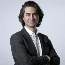 Doç. Dr. Andaç Aykan — Plastik Rekonstrüktif Ve Estetik Cerrahi, İstanbul. Portre fotoğrafı.