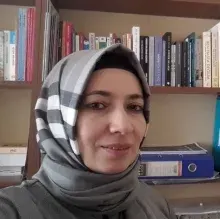 Psk. Özge Gökhan Kır — Psikoloji. Portre fotoğrafı.