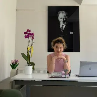 Erg. Gizem Solak — Ergoterapi, İzmir. Portre fotoğrafı.